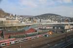 der Siegener Ringlokschuppen am 14.4.2012 vom Parkdeck der Citygalerie. Der Lokschuppen wird von den Eisenbahnfreunden Betzdorf gentzt. Im Hintergrund die Httentalstrasse und vorne Rechts ein Bahnsteig des Siegener Bshnhofes.