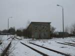 An der Ausfahrt nach Greifswald steht in Ladebow sogar noch ein Lokschuppen.Aufgenommen am 17.Februar 2013.