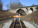 Prellbock vor dem Viadukt in Putbus am 08.Mai 2024.