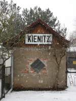 24.2.2013 Kienitz Nord. Bahnhofschild der Oderbruchbahn des Bf Kienitz oder Kienitz Amt, das sich allerdings nie an diesem Gebude befunden hat. (Trotzdem Dank dem Retter)