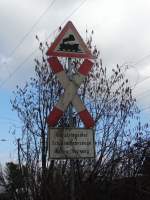 Ein altes Bahnübergang Schild am 25.02.15 in Ladenburg