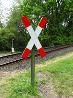 Ein Andreaskreuz am 16.05.16 an der Bahnstrecke Frankfurt Königstein