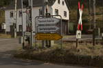 Andreaskreuz nach mir benannt und das Hinweisschild nach Carl...... die Gemeinsamkeit, Beide sind Bahnfotografen.Ründeroth den 11.3.2017