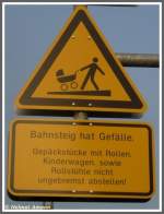 Das ist ein Schild, das es bis zum 31.10.2008, dem Datum der Erffnung der neuen S-Bahn-Station Schwalbach Nord bei der S-Bahn Rhein-Main nicht gab und nur vom Stuttgarter S-Bahn-Netz bekannt sein drfte. Ein Novum bei der S-Bahn Rhein-Main, die erste Station mit einem Bahnsteig der im Geflle liegt (Aufnahme vom 02.11.2008)