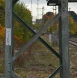 Schild am Fahrleitungsturmmast im Hauptbahnhof Rheydt. Es besagt von welchen Unterspannwerk der Fahrdraht versorgt wird.20.10.2012