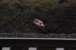Verlusstsache! Nicht alle verlorenen Gegenstnde bei der Eisenbahn werden wohl im Fundbro wieder zu finden sein.......dieses Zugschluschild lag am 22.3.2013 an der Kbs 495 herum......