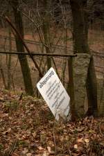 Vor  einiger Zeit (einem Jahr/zwei Jahren) stand dieses Schild noch, nun hat der Zahn der Zeit = Rost es zu Fall gebracht.Aufgelassner Weg zur ebenfalls aufgelassen Freiladerampe in Neukirch (Lausitz)