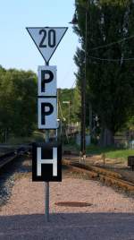 Pfeiftafel und Geschwindigkeitsbeschränkung im Bahnhof Moritzburg, 06.06.2014 19:39 Uhr  BÜ 4