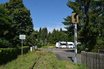 Die Sicherung des Bahnübergangs sah noch relativ gut aus, doch hier rollt seit Jahren nichts mehr. Interessant ist auch das links zu sehende Schild.

Sehnde 18.07.2016