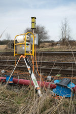 Akustisches und optisches Warnsignal, dass die Arbeiter im Gleis vor Zugfahrten warnt. Zwischen Mühldorf und Tüssling wird die Strecke zweigleisig ausgebaut. Entlang der Baustelle stehen diese Warnsignale in engen Abständen und sind abschnittsweise geschaltet. Tüssling, 22.02.2016