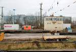 Blick auf das noch erhaltene elektromechanische Stellwerk Hp 4 auf dem Gleisvorfeld von Halle(Saale)Hbf. Im Zuge der Bauarbeiten auf der Westseite wird es wahrscheinlich bald Geschichte sein.
Links daneben befinden sich Container, in denen elektronische Stellwerkstechnik befindet. Einer davon trägt sogar den Namen  Hp 5 . [26.1.2018 | 15:44 Uhr]