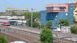 Schweinfurt Hbf, Blick von der  Bahnsteg -Brücke nach Norden auf auf das imposante Stellwerk.am 24.6.10. (Bild ID 1072046 schließt links davon an.) 