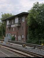 Blick vom Ende des Bahnsteigs 2/3 auf eines von ursprünglich drei elektromechanischen Stellwerken im Bahnhof Friedrichshafen Stadt.