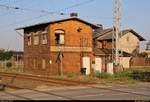 Blick auf das elektromechanische Stellwerk  W2  des Weichenwärters (Ww), Bauart 1912 von Siemens & Halske mit Farbscheibenüberwachung, im Bahnhof Teutschenthal auf der Bahnstrecke Halle–Hann. Münden (KBS 590).
Aufgenommen von Bahnsteig 2.
[3.8.2018 | 19:36 Uhr]