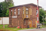 07. August 2001	Oberlausitz, Rietschen, Stellwerk mit Schrankenposten an der Strecke Cottbus - Görlitz. Der weiße Kasten im Hintergrund hat wohl bereits alle Aufgaben übernommen.