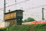  06.Mai 2006, im südlichen Vorfeld des Bahnhofes Dresden-Neustadt steht dieses Stellwerk. Seine Aufgaben hat wohl längst der weiße Kasten am linken Bildrand übernommen.