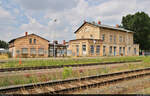 Das ehemalige Empfangsgebäude des Bahnhofs Halle-Trotha, das meines Wissens nach nun privat genutzt wird. In dem Eckvorbau (an der Bahnhofsuhr) befand sich bis Januar 2000 das elektromechanische Fahrdienstleiter-Stellwerk  B1  der Bauform E 12/78.
Aufgenommen von einem öffentlich erreichbaren Schotterweg gegenüber der Bahnsteigseite.

🚩 Bahnstrecke Halle–Vienenburg (KBS 330)
🕓 26.6.2021 | 12:01 Uhr