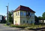 Blick auf das Stellwerk B1 in Reuden. Das Stellwerk ist ein Siemens und Halbke 1912 und elektromechanisch. Der Bahnhof besitzt HL Signale.

Reuden 11.08.2021