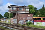 Blick auf das Stellwerk Wsk in Berlin Wannsee. Das Stellwerk S&H 1912 wurde am 28.6.1928 in Betrieb genommen und war für die S-Bahn zuständig. Am 13.6.1993 ging das Stellwerk außer Betrieb und wurde durch ein ESTW ersetzt.

Berlin 22.07.2023