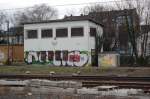 Das ist das nicht mehr in Betrieb befindliche Stellwerk Rheydt Rpf.
Ein Relikt aus der Nachkriegszeit, nicht schn aber zweckdienlich. Die obligatorischen Schmiereien fehlen auch hier nicht. 27.02.2010