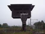 Das werden wohl mit die letzten Bilder des Stellwerkes „Bgm“ im Gterbahnhof Bremen werden. Das Gebude ist bereits entkernt. Bei dem Bauwerk handelt es sich um ein groes elektromechanisches Pilz-Stellwerk aus dem Jahr 1935. Aufnahme vom 10/2006.