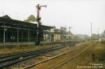 Bahnhof Bad Freienwalde, mit mchtiger Bahnsteigberdachung,  im September 1999.