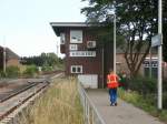 Das Stellwerk Nf am Bahnhof Nieukerk am 8.6.14. Gerade geht ein DB Mitarbeiter am späten Nachmittag zum Stellwerk. Die Signale im und um den Bahnhof sind noch Formsignale und werden mit Seilen gestellt.

Nieukerk 08.06.2014