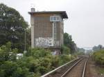 Vom Bahnübergang Lindenallee läßt sich der ehemalige Stellwerksturm von Fredersdorf fotografieren.Aufnahme vom 17.September 2014.