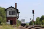 Umsetzen in Weida, die 76 111 passiert hier gleich das alte Stellwerk am 06.06.2015