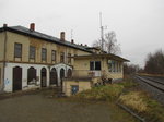 Das ehemalige Bahnhofsgebäude und das Stellwerk Wt, am 25.03.2016 in Waltershausen.