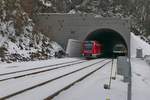 Nachher# Der Oberstaufener Tunnel nach der Erneuerung und Modernisierung. In 7 Monaten Bauzeit wurde der Querschnitt erweitert, der Tunnel erhielt eine neue und wasserdichte Betoninnenschale, neue Gleise mit einem vergrerten Gleisabstand sowie zwei Weichen fr den Gleiswechsel. Weiterhin wurde der Tunnel zum Schutz vor Steinschlag an beiden Portalen um ca. 15 bis 20 Meter verlngert. Jetzt knnen Zge mit Geschwindigkeiten bis zu 100 km/h durch den Tunnel fahren. 612 575 von Augsburg kommend fhrt am 24.02.2018 als RE 3288 nach wenigen 100 Metern in den Bahnhof von Oberstaufen ein. Ziel des Zuges ist Lindau.