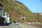 Auf der linksrheinischen Fahrt passiert man diverse kurze Eisenbahntunnel: Hier das Sdportal des Bank-Tunnels kurz vor St. Goar. (April 2009).