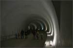 . Stadtbahnbau in Stuttgart -

Der insgesamt 486 Meter lange s-förmig trassierte Tunnel wurde auf 200 Meter bergmännisch gebaut, erkennbar an der runden Form. In geringer Überdeckung wurde unter anderem der Bahndamm der Schusterbahn unterfahren. Auch hier hat die Trasse ein Gefälle von nahezu 7 %.

13.02.2016 (M) 