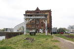 Ein alter Verladekran am 06.05.2023 bei den Magdeburger Eisenbahnfreunden im Wissenschaftshafen Magdeburg. Fotografiert beim Familienfest.