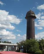 Berlin, Wasserturm am Bahnhof Ostkreuz, im Hintergrund die neu gebaute Ringbahnberfhrung ber den Markgrafendamm (aufgenommen am 02.06.2012)