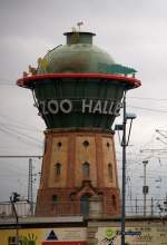 Schon ewig trägt der markante Wasserturm in Halle (Saale) Hbf die Reklame für den Zoo Halle. Der im Vordergrund stehende Mast der Stadtbeleuchtung stört den freien Blick auf den Turm. Auf einer perspektivisch  günstigeren Aufnahme ist leider die durch Graffiti verunstaltete 203 006 - 2 mit  abgelichtet, so daß der Fotograf sich entschloß dieses Bild einzustellen. Ggf. muß beim nächsten Besuch in Halle  das Motiv besser dargestellt werden. 