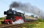 An zahlreichen Fotografen vorbei donnert 012 104-6 mit einem Sonderzug (13 Wagen ohne Angstlok!) vom Niederrhein nach Rüdesheim am 23.09.2023 durch Neuss-Elvekum - optisch und akustisch ein Erlebnis! Grüße an die Mitfotografen!