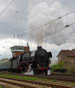 Die Dreizylinder-Schnellzuglok 012 066-7 (01 1066) der UEF (Ulmer Eisenbahnfreunde) setzt am 28.04.2013 unseren Sonderzug in Darmstadt-Kranichstein aufs andere Gleis um.

Die 01 1066 wurde im Jahr 1940 von der BMAG (vormals L. Schwartzkopff) an die Deutsche Reichsbahn ausgeliefert. Ursprnglich hatte die Lok eine Stromlinienverkleidung, die aber nach dem Ende des 2. Weltkriegs entfernt wurde. 
Im Jahr 1954 bekam die 011066 einen neuen Hochleistungskessel, 1957 eine lhauptfeuerung. Am 31. Mai 1975 absolvierte die Lok ihre letzte planmige Fahrt bei der DB.

Technische Daten der 012 066-7
Bauart:  2'C1'h3
Treib- und Kuppelraddurchmesser:  2.000 mm
Leistung :  2470 PS
Hchstgeschwindigkeit:  140 km/h
Lnge ber Puffer:  24.130 mm
Gewicht dienstbereite Lok:  111.6 t (ohne Tender)
