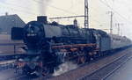 Knapp zwei Wochen vor ihrer z-Stellung am 12.09.1974 verlässt 012 082-4 am 31.08.1974 den Bahnhof Rheine mit einem Eilzug in Richtung Emden