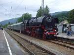01 1066 der Ulmer Eisenbahnfreunde fhrt mit DPE 88342 auf Gleis 1 in Hausach ein.