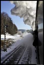 Unter dem Motto:  Mit Volldampf ber die Schiefe Ebene  fuhr am 12. Februar 2012 ein Dampfsonderzug, mit 01 1066 bespannt, von Nrnberg Hbf nach Neuenmarkt-Wirsberg und dann weiter nach Marktschorgast. Bei ca. -20C und strahlenden Sonnenschein entstand jede Menge Dampf!!! Hier zu sehen ist der Sonderzug irgendwo auf der Schiefen Ebene. 01 1066 hat mit ihren 5 Wgen mchtig was zu tun...