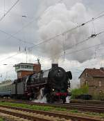 Die Dreizylinder-Schnellzuglok 012 066-7 (01 1066) der UEF (Ulmer Eisenbahnfreunde) setzt am 28.04.2013 unseren Sonderzug in Darmstadt-Kranichstein aufs andere Gleis um.