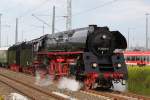 01 0509-8 mit Sonderzug 74598 von Rostock Hbf nach Cottbus bei der Ausfahrt im Rostocker Hbf.08.08.2015