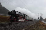 001 150 mit ihrem Belgeitwagen am 17.2.17 auf der Fahrt von Hanau nach Köln bei der Durchfahrt in Königswinter.