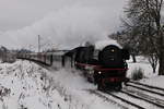 Die Dampflok BR 01 180-9 vom Bayerischen Eisenbahnmuseum in Nördlingen mit dem traditionsreichen Christkindl-Express Sonderzug nach Salzburg am 02.12.17 Aufgenommen zwischen Übersee und Bergen im Chiemgau