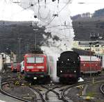 SCHNELLZUG-DAMPFLOK 001 150-2 BEIM UMSETZEN/RANGIEREN IM BAHNHOF KOBLENZ
Beim Zwischenhalt im Bahnhof KOBLENZ/RHEIN am 30.12.2017 ist die Lok hier gerade beim
Umsetzen/Rangieren in Gesellschaft von E-LOK 143 825 und E-Triebwagen....