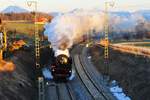 Die Schnellzugdampflokomotive 001 180-9 aus Nördlingen am 23. Februar 2019 mit dem Sonderzug auf der Rückfahrt in letztem Tageslicht bei Weildorf.