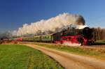 Die Dampflok BR 01 180-9 vom Bayerischen Eisenbahnmuseum in Nördlingen mit dem raditionsreichen Christkindl-Express Sonderzug nach Salzburg am 05.12.15 
Aufgenommen zwischen Übersee und Bergen im Chiemgau