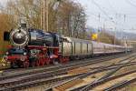 Die Zweizylinder-Heißdampf-Schnellzuglokomotive 01 150, ex DB 001 150-2 fährt am 05.12.2012, mit dem Dampfsonderzug Münster - Hagen - Gießen - Marburg/Lahn (DPF 79385), in den