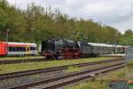 Historische Eisenbahn Frankfurt am Main 01 118 mit einen Sonderzug in Nidda Bhf am 27.04.19 von einen Gehweg aus fotografiert